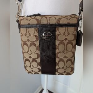 Authentic Coach Signature Sutton Swingpack Crossbody